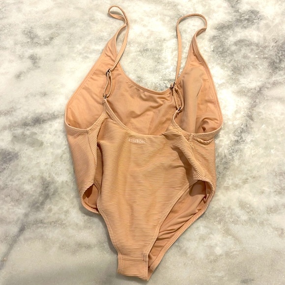Billabong one piece bathing suit - Picture 2 of 5